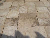 ANCIENT FLOORING OF RECOVERY STONE OF BOURGOGNE CUT TO 3 CM. FOR INTERIR(DIMENSIONS OPUS ROMAN)AGE 1700 ORIGINALS OF RECUPERATIN.<br>
IN WAREHOUSE STOCK OF 1000 M2 AVAILABLE.<br>
MATERIAUX ANCIENS,RECLAIMED ANTIQUE LIMESTONE.