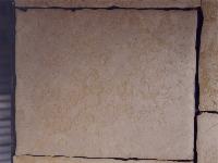 pavimento anticato scapezzato a mano,<br>
ricavato dalle vecchie pietre.<br>
spessore 20 mm.formato (OPUS ROMAN)<br>
prezzo euro 140,00 per m2 IVA comp.